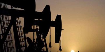 Petróleo sube cerca de $90 mientras OPEP+ considera recorte de producción