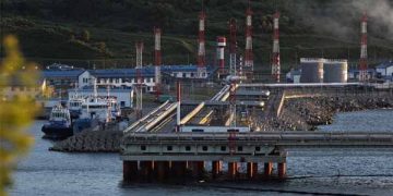 El petróleo sube un 2% por preocupaciones sobre el suministro y expectativas de cambio de combustible