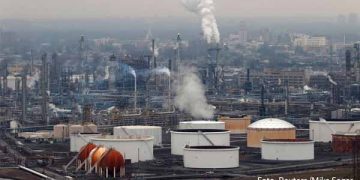 Petróleo se desploma 4% por acuerdo ferroviario con EE.UU., preocupación por la demanda