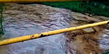 Derrame de Pemex contamina el río Agua Fría en Puebla