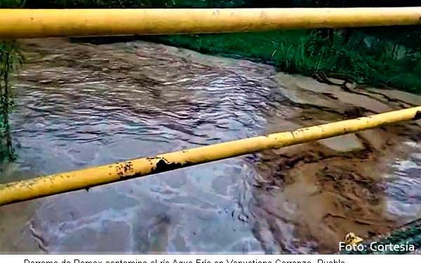 Derrame de Pemex contamina el río Agua Fría en Puebla