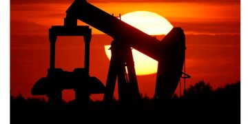 Los precios del petróleo suben por la sorpresiva caída de las existencias de crudo y combustible de EE.UU.; debilidad del dólar