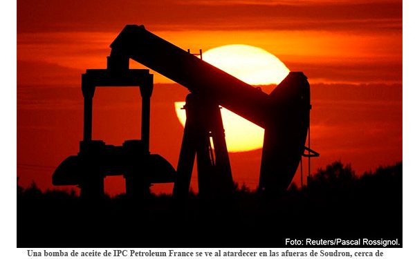 Los precios del petróleo suben por la sorpresiva caída de las existencias de crudo y combustible de EE.UU.; debilidad del dólar