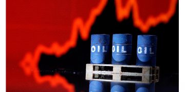 El petróleo sube por las preocupaciones sobre el suministro de Rusia, pero fuera del máximo de la sesión