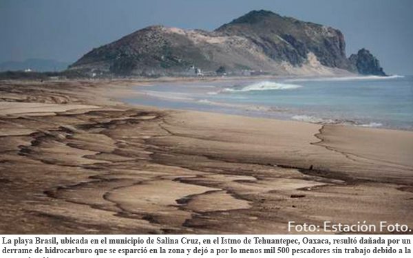 Contamina derrame de Pemex 8 km de playas en Salina Cruz