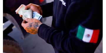 México compra gasolina más barata con superpeso, pero el bolsillo no lo percibe