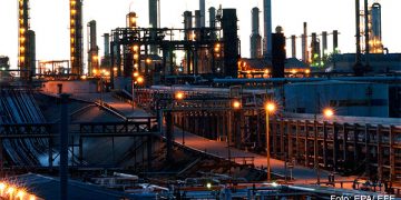 Bajan precios de las gasolinas en septiembre, tras récord en agosto