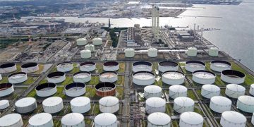 Petróleo estable cerca de $100 por barril a medida que el dólar se debilita