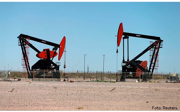 Petróleo cae por aumento de COVID en China y dólar más firme