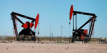 Los precios del petróleo reducen las ganancias por las preocupaciones de que la tormenta invernal en EE.UU. podría reducir los viajes