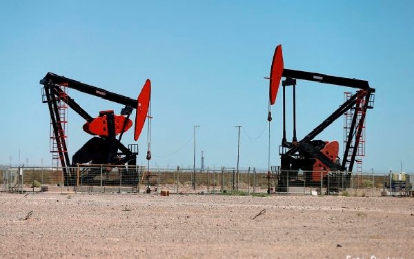 Los precios del petróleo reducen las ganancias por las preocupaciones de que la tormenta invernal en EE.UU. podría reducir los viajes