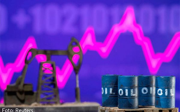 El petróleo cae a medida que el dólar se fortalece después de que la Fed señale más aumentos de tasas