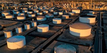 El petróleo sube después de que Rusia dice que podría reducir la producción debido al tope de precios