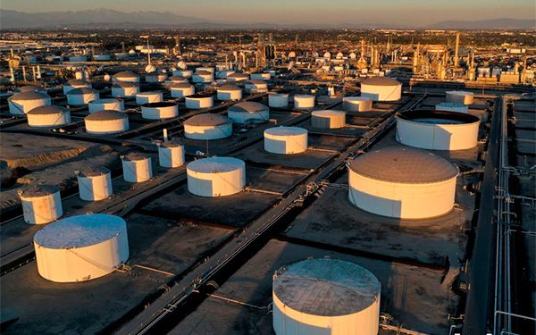 El petróleo sube después de que Rusia dice que podría reducir la producción debido al tope de precios