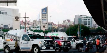 CRE se pone a mano con gasolineros, pero permisos para gaseros siguen trabados