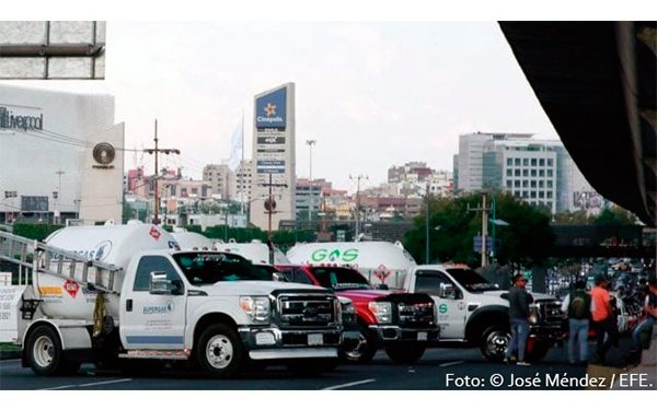 CRE se pone a mano con gasolineros, pero permisos para gaseros siguen trabados