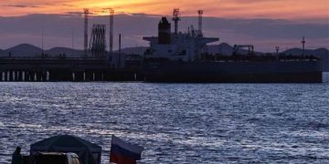 Petróleo se acerca a mínimo de 3 semanas y luego se estabiliza por mayor demanda en EE.UU. y dólar más débil