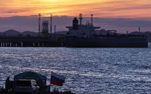 Petróleo se acerca a mínimo de 3 semanas y luego se estabiliza por mayor demanda en EE.UU. y dólar más débil