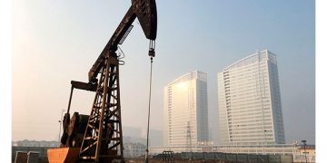 Petróleo al alza por esperanzas en China, caída del dólar; listo para un gran aumento semanal