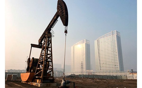 Petróleo al alza por esperanzas en China, caída del dólar; listo para un gran aumento semanal