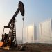 Petróleo al alza por esperanzas en China, caída del dólar; listo para un gran aumento semanal