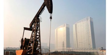 El petróleo sube más del 1% por el optimismo de la demanda a medida que se reabren las fronteras de China