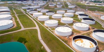 El petróleo gana un 2% por el optimismo sobre la economía mundial, a pesar de la sorpresa del aumento del crudo en EE. UU.