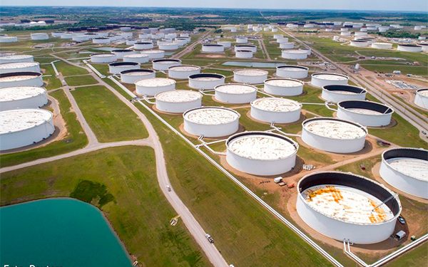 El petróleo gana un 2% por el optimismo sobre la economía mundial, a pesar de la sorpresa del aumento del crudo en EE. UU.