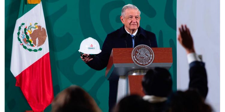 AMLO eleva metas de combustibles pese a fracasos de Pemex