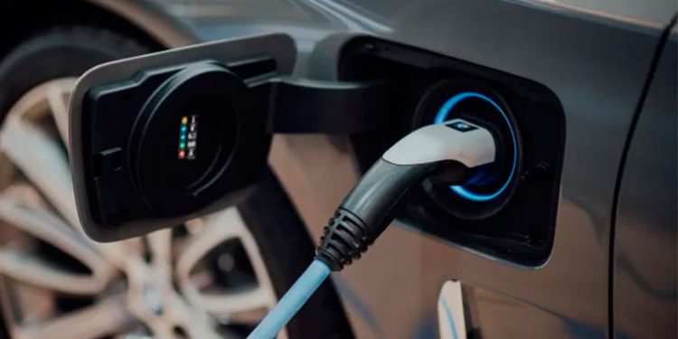 Autos eléctricos y electricidad fotovoltaica, en línea con cero emisiones en 2050