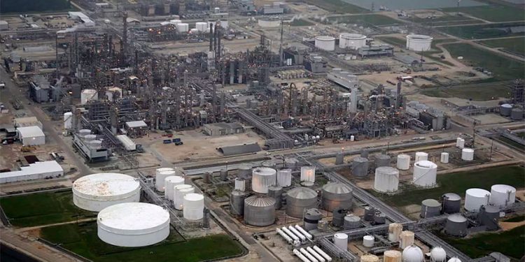 El exceso de combustóleo obliga a Pemex a bajar la producción en sus refinerías