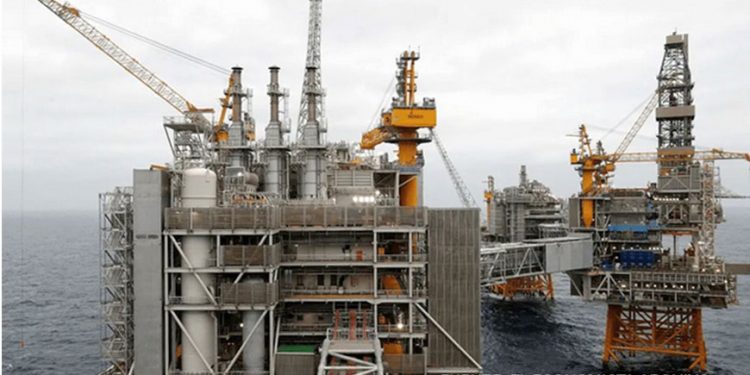 Precios del petróleo suben; oferta ajustada contrarresta expectativas de alza de tasas