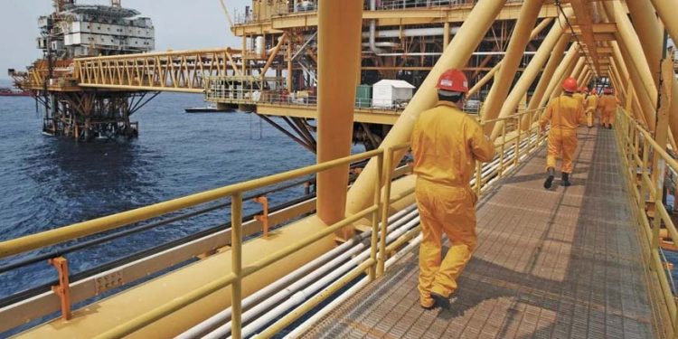 Producción petrolera de México caerá 25% al 2028, pronostica la IEA