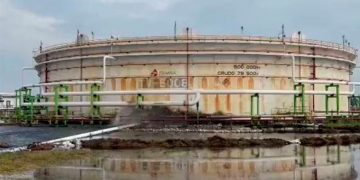 Exige inversión en líneas de transmisión y permiso a particulares para generar electricidad