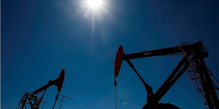 Precios del petróleo se mantienen planos al iniciar el martes