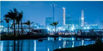 Exige inversión en líneas de transmisión y permiso a particulares para generar electricidad