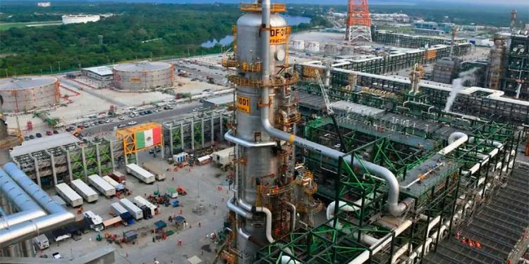 Pemex produce más combustóleo que gasolinas