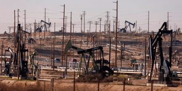 Petróleo sube tras aumento de la previsión de crecimiento de la demanda por la AIE