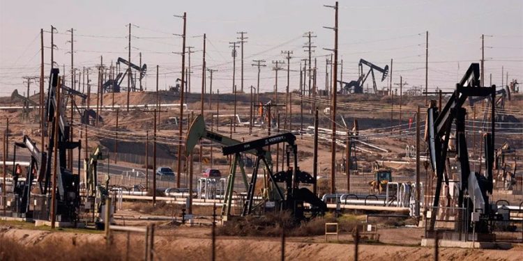 Petróleo sube tras aumento de la previsión de crecimiento de la demanda por la AIE