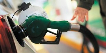 AMLO dice que sin el rescate a Pemex la gasolina costaría 35 pesos por litro