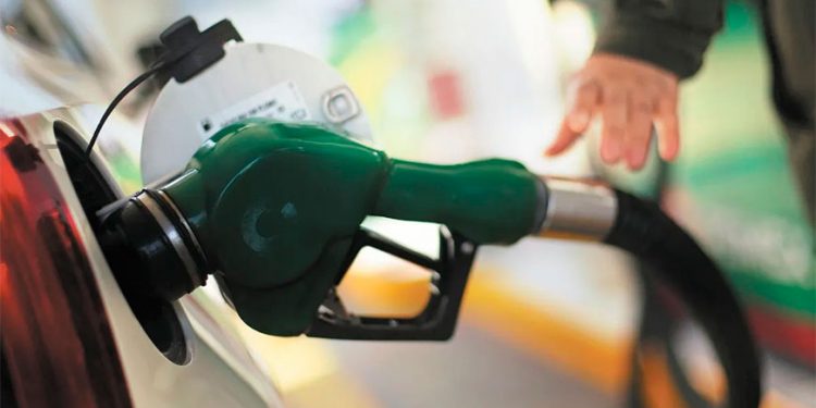 AMLO dice que sin el rescate a Pemex la gasolina costaría 35 pesos por litro