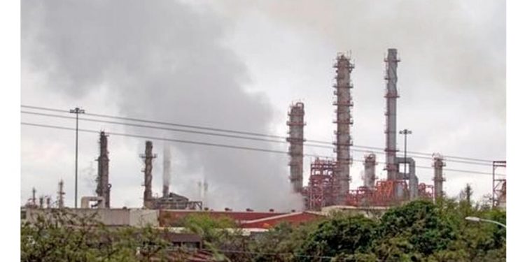 Gobierno de NL denuncia penalmente a Pemex por contaminación de refinería en Cadereyta
