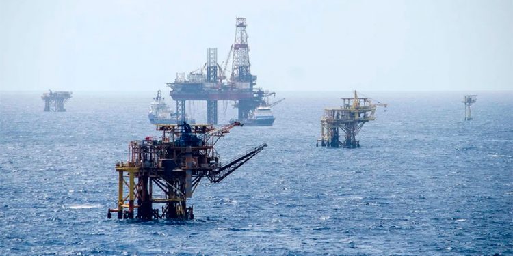 Prevén actividad acotada de Pemex en campos devueltos