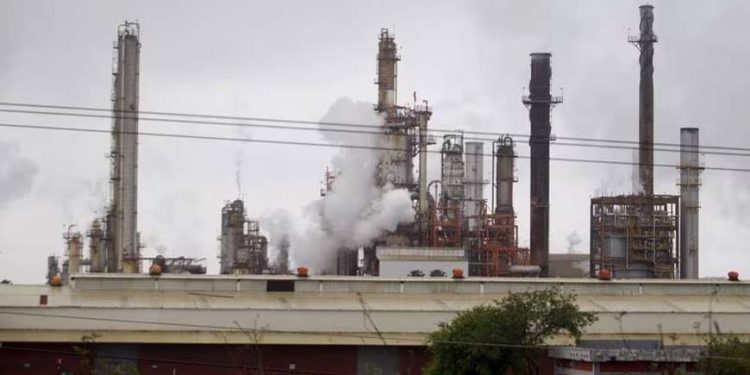 Dispara contaminación el refinamiento de Pemex