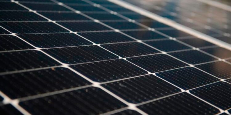 Fabrican los primeros paneles solares de interior: así obtienes 5000 horas de electricidad gratuita para tu casa