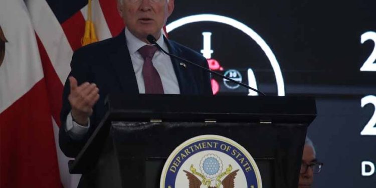 México puede convertirse en la batería de energías limpias: Ken Salazar