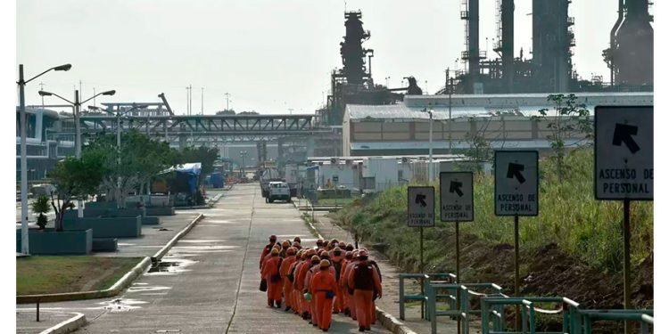 Las refinerías de Pemex alcanzan la cifra prometida de un millón de barriles