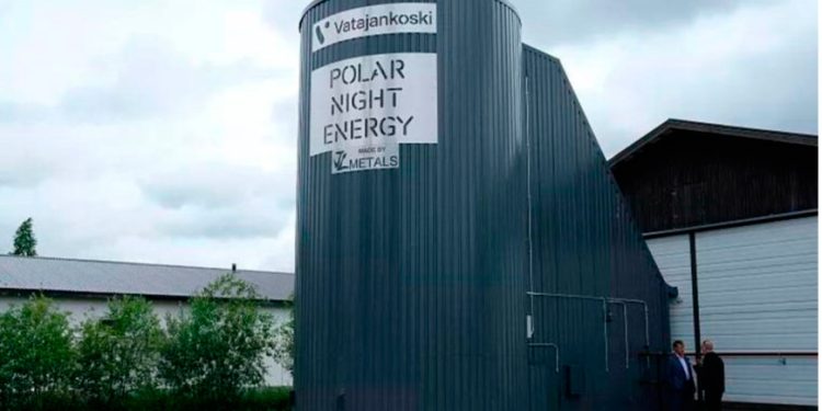 Internacional: La batería de arena creada para atacar a Putin y que vamos a usar: 100 MWh de energía térmica y 500 ºC Fuente: Ecoticias / Redacción 16 de abril de 2024 Ha aparecido una batería de arena desarrollada para “atacar” a Putin y que podríamos usar. Supone 100 MWh de energía térmica y 500ºC. El mundo tiene una necesidad evidente de nuevas formas de almacenamiento debido a la inestabilidad de varias fuentes de energía. En este contexto, hemos sido testigos de importantes propuestas, como la batería de diamante que dura 28.000 años y tiene un precio incalculable. Cada vez son más las nuevas formas de extracción que aparecen en escena para obtener energía. Sin embargo, poco se puede hacer cuando hay excedente y mucha de esa energía termina perdida. Para sacar el máximo potencial a la energía, y a sus diferentes formas de extracción, es necesario contar con una batería potente y que nos brinde energía en momentos de escasez. La batería de arena hecha para protegernos de Putin: no podrás creer de donde viene Llega al sector una gran batería de arena que permite almacenar energía eólica y solar usando esteatita triturada. Esta pieza disminuirá de forma drástica las emisiones de carbono de una ciudad finlandesa. Es una unidad de almacenamiento a escala industrial de Pornainen, al sur de Finlandia, que será la mayor batería de arena del mundo cuando entre en funcionamiento dentro de un año. Tiene una capacidad de almacenamiento de energía térmica de 100 MWh que proviene de fuentes solares y eólicas. Bajo estas circunstancias, permitirá a los habitantes eliminar el petróleo de su red de calefacción urbana, contribuyendo a la ansiada reducción de emisiones en casi un 70%. “Es emocionante construir un almacén de energía térmica a gran escala, que también actuará como planta de producción primaria en red de calefacción urbana de Pornainen”, declara Liisa Naskali, directora de operaciones de Polar Night Energy, la compañía que está detrás de la innovación. Y agrega: “Es un paso importante en la ampliación de las tecnologías de las baterías de arena”. Una batería que va a cambiar el curso de las cosas La nueva batería de arena de 1 MW tiene un precursor. En mayo de 2022, Polar Night Energy instaló un diseño más pequeño en una central eléctrica de la ciudad de Kankaanpää (Finlandia). La arena interior del silo de la central de Vatajankoski albergaba la capacidad de almacenar calor a unos 500ºC durante varios meses. Esta batería fue un invento precipitado, pero funcional, de Finlandia ante la amenaza de que Rusia cerrara el paso del gas a Europa. Fue lanzado justo cuando Rusia cortó el suministro de gas en represalia por el ingreso de Finlandia en la OTAN. De esta manera, el proyecto se convirtió en un referente de cómo la energía renovable podría aprovecharse mucho más y mejor. Los fundadores de esta puntera tecnologías fueron unos jóvenes tailandeses Tommi Eronen y Markky Ylönen. ¿Cómo funcionan las baterías de arena? Polar Night Energy ha explicado que la estructura de su prototipo es bastante sencilla. Una torre alta se llena de arena de baja calidad y se carga con el calor del exceso de electricidad solar y eólica. Así funciona a través de un proceso llamado calentamiento resistivo, por lo que se produce calor mediante la fricción producida cuando una corriente eléctrica pasa mediante cualquier material que no se superconductor. A continuación, el aire caliente circula por el contenedor mediante un intercambiador de calor. La arena alberga una capacidad de almacenamiento de calor de 500ºC durante varios días o meses, suponiendo esto un valioso almacén de energía más económica durante el invierno. Cuando es necesario, la batería descarga el aire caliente y este calienta el agua en la red de calefacción urbana. Polar Night Energy tiene la esperanza de llevar esta tecnología a todo el mundo. En definitiva, la batería de arena creada para “atacar” a Putin brinda 100 MWh de energía térmico y 500ºC, representando un avance emocionante hacia un futuro más sostenible y limpio. Siguiendo esta misma línea, también ha llegado al sector la batería vegetal que producen los bosques. ¡Otra revolución! Encuentre la nota en: https://www.ecoticias.com/energias-renovables/bateria-de-arena-energia