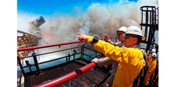 Pemex deja de producir 20,000 bpd de crudo tras incendio en plataforma
