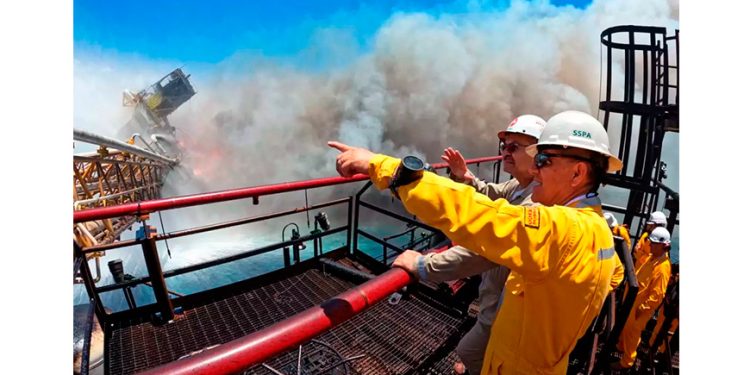 Pemex deja de producir 20,000 bpd de crudo tras incendio en plataforma